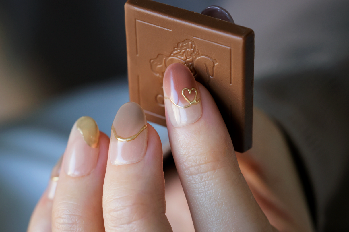 2024バレンタインネイル】オフィスでもOKな大人可愛いデザインを解説